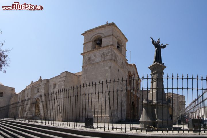 Immagine La chiesa di San Francesco a Arequipa, Perù. Eretta nel XVI° secolo, questa bella chiesa ha subito vari danneggiamenti a causa di terremoti. Ancora oggi si possono vedere delle crepe nella sua cupola - © Armando Fraza / Shutterstock.com