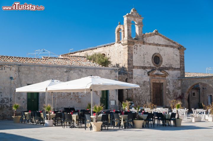 Immagine Panorama sulla chiesa di San Francesco da Paola a Marzamemi, Sicilia - Sacro e profano si mescolano nella piazza principale del borgo con i numerosi locali e ristoranti che si affacciano sui due edifici religiosi dedicati al patrono © Marco Ossino / Shutterstock.com