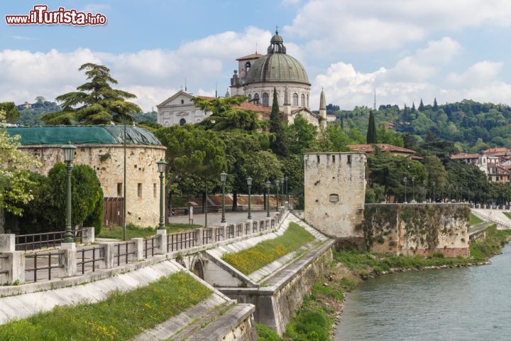 Immagine Chiesa San Giorgio a Badolino, Verona (Veneto) - Più conosciuto con il nome di "Eremo di San Giorgio", questo complesso fu fondato nel 1663. La Chiesa invece fu ultimata più tardi, nel 1704. Un gusto elegante il circondario e un gusto raffinato tutto l'apparato, decisamente un luogo significativo, peccato che non si possa visitare internamente ma solo esternamente - © Sasa Komlen / Shutterstock.com