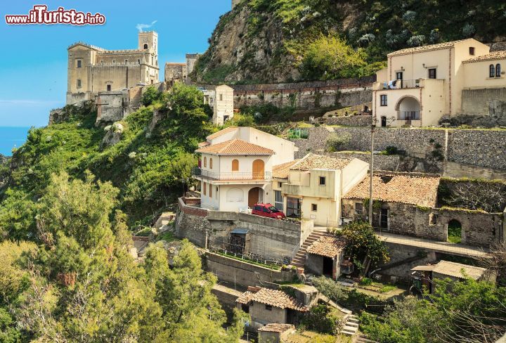Immagine Savoca, Sicilia: la chiesa di San Nicolò domina sul borgo - © Anna Lurye / Shutterstock.com