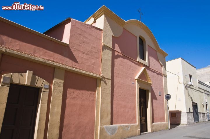 Immagine Chiesa di Sant'Antonio Abate a Massafra, Puglia - In via Vittorio Veneto, nei pressi del vecchio ospedale, si trova la chiesetta di Sant'Antonio Abate dove ogni anno, il 17 Gennaio, si svolgeva la festa della benedizione degli animali, evento che dava inizio al celebre carnevale di Massafra. La tradizione è tutt'oggi in uso © Mi.Ti. / Shutterstock.com