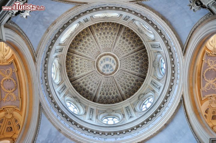 Immagine Dettaglio del soffitto e della cupola della Chiesa di Sant'Uberto a Venaria Reale, Torino (Piemonte) - Un altro merito ad opera di Filippo Juvarra vede in questa struttura ecclesiastica, un altissimo esempio di eccellenza architettonica. Nel particolare dell'immagine come si può vedere, la cupola nella parte interna è stata realizzata con la tecnica del trompe-l'oeil, in cui lo zampino di una maniera completamente francese appare del tutto evidente. La sua costruzione risale tra il 1717 e il 1729, per questo motivo la tecnica artistica utilizzata messa in confronto ad una datazione non così recente fa capire quanto questo edificio religioso sia stato e sia tuttora all'avanguardia - © maudanros / Shutterstock.com