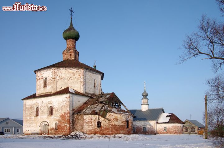 Immagine Chiesa di Santa Croce e di Cosma e Damiano a Suzdal, Russia - Nonostante lo stato di conservazione non sia dei migliori, questo edificio di fede ortodossa emana ancora un grande fascino agli occhi di fedeli e visitatori © Natalia Sidorova / Shutterstock.com