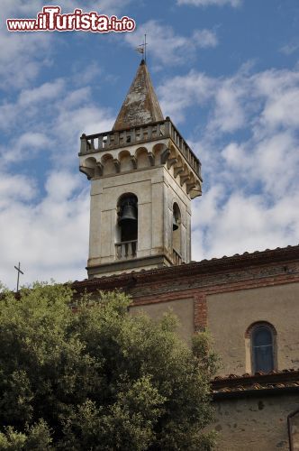 Immagine La chiesa di Santa Croce nel centro di Vinci in Toscana - © Volker Rauch / Shutterstock.com