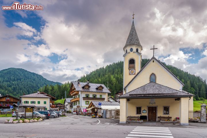 Immagine Chiesa di Santa Margherita in centro a Sappada, Veneto - Costruita in stile barocco nel 1779, la chiesa di Santa Margherita, situata in borgata Granvilla a Sappada, ospita al suo interno preziosi affreschi di Francesco Barazzutti realizzati nel 1906 e una pala dell'altare maggiore eseguita nel 1802 da John Renzler. Il bel campanile è munito di un concerto di tre campane dedicate a Santa Margherita, Santa Maria Santissima e Santi Ermacora e Fortunato © milosk50 / Shutterstock.com