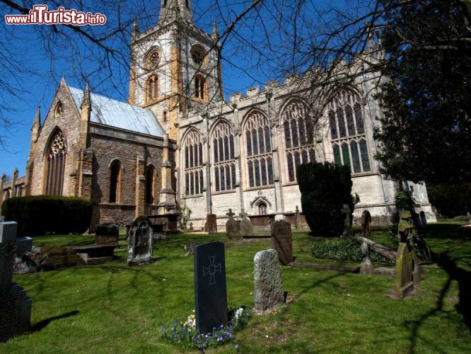 Immagine Chiesa Santissima Trinità a Stratford-upon-Avon, Inghilterra - Una bella immagine della Holy Trinity Church conosciuta soprattutto perchè accoglie le tombe di William Shakespeare e della consorte Anne Hathaway. Sulla tomba del grande poeta vi è posta una pietra piatta con un'incisione che si ritiene sia stata scritta dal drammaturgo stesso © Gail Johnson / Shutterstock.com