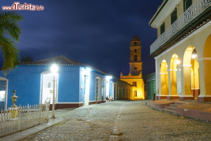 Immagine Verso la Chiesa della Santissima Trinità a Trinidad, Cuba - La Chiesa della Santissima Trinità è un vero e proprio monumento nazionale, non solo di grande importanza per Trinidad dunque, ma per l'intera isola di Cuba. Situata di fronte alla centralissima Plaza Mayor, questa bellissima chiesa custodisce al suo interno un famoso altare ligneo, il cui legni proviene da diverse zone di Cuba. - © pedrosala / Shutterstock.com