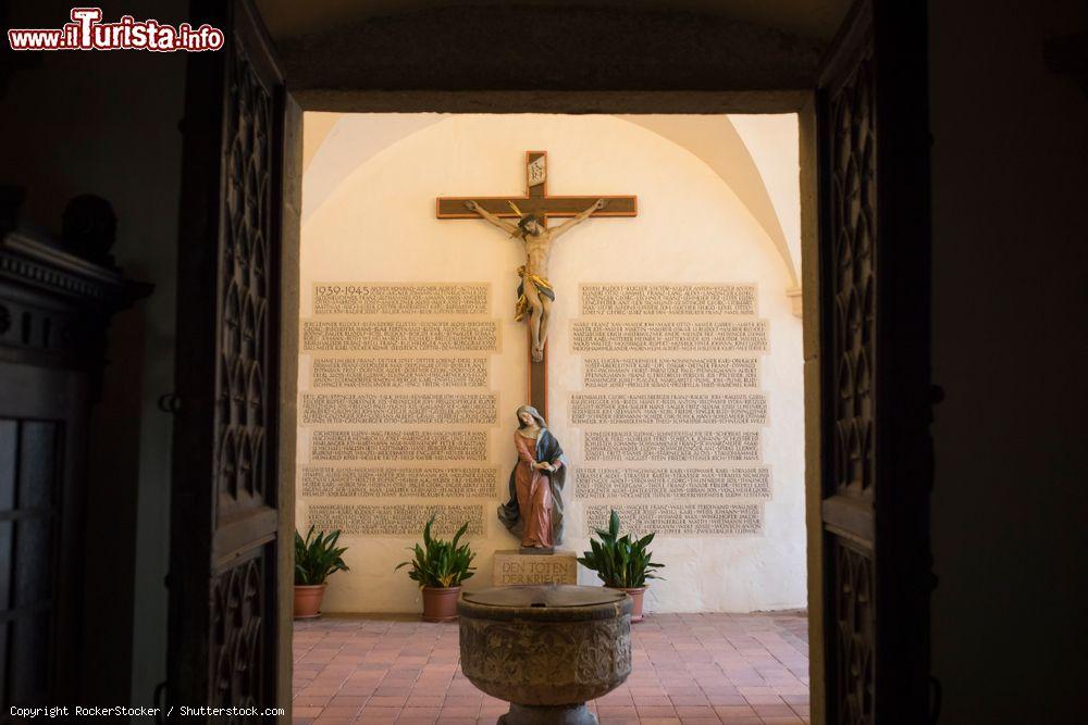 Immagine Chiesa santi Filippo e Giacomo di Altotting: il memoriale ai caduti della Seconda Guerra Mondiale (Germania) - © RockerStocker / Shutterstock.com