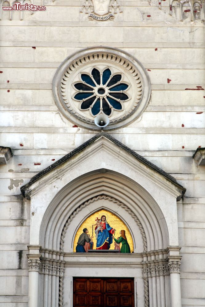 Immagine Particolare del portale d'ingresso della chiesa del Santissimo Rosario a Avellino, Italia. Voluta da Maria de Cardona contessa di Avellino, questa monumentale chiesa è stata progettata in stile gotico.