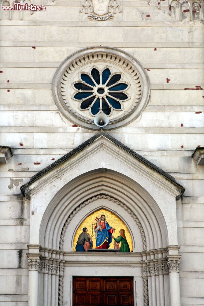 Immagine Particolare del portale d'ingresso della chiesa del Santissimo Rosario a Avellino, Italia. Voluta da Maria de Cardona contessa di Avellino, questa monumentale chiesa è stata progettata in stile gotico.