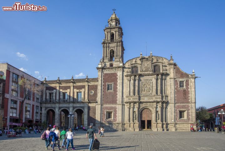 Immagine La chiesa di Santo Domingo, situata sull'omonima piazza nel centro storico di Città del Messico, qualche isolato a nord dello Zocalo e della Catedral Metropolitana - foto © posztos / Shutterstock.com