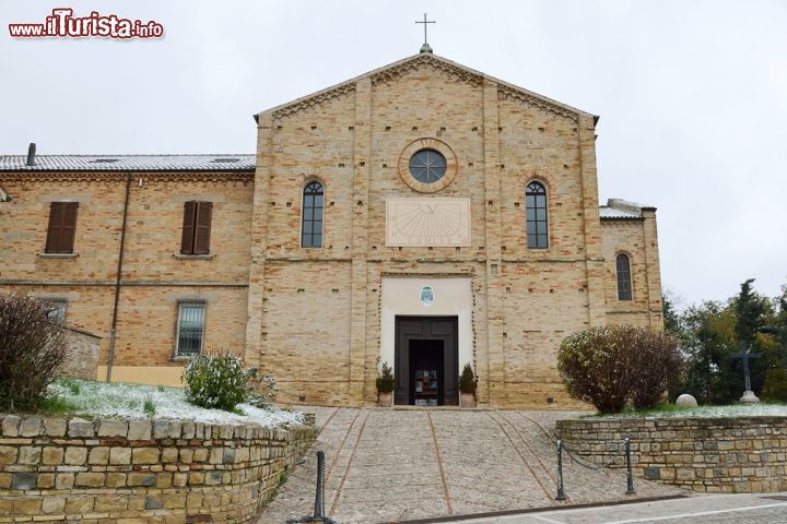 Immagine Chiesa di Santo Stefano a Candelara, il borgo del comune di Pesaro, nelle Marche - © ppi09 / Shutterstock.com