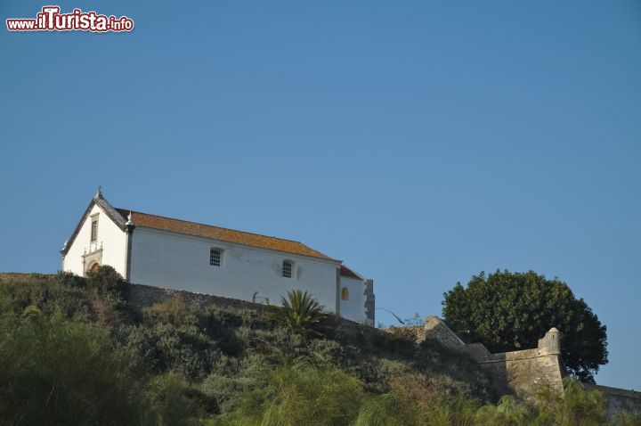 Immagine Chiesa vista dalla spiaggia di Cacela Velha, Portogallo - Panorama su un edificio religioso della cittadina dell'Algarve dalla costa © AngeloDeVal / Shutterstock.com