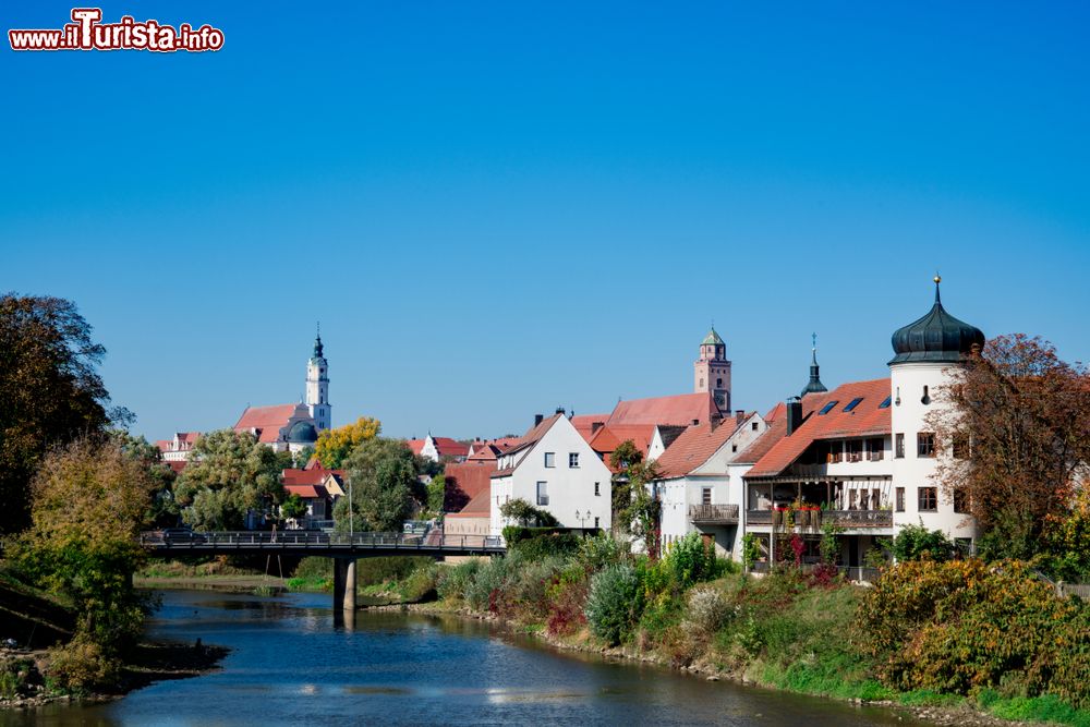 Immagine Chiese con campanili e case affacciate sul fiume Danubio a Donauworth, Germania.