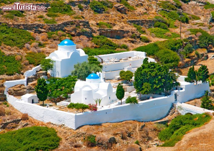 Immagine Chiese sull'isola di Sifnos, Grecia - Il contrasto del bianco della calce e l'azzurro delle cupole rendono le chiese e l'atmosfera di quest'isola ancora più affascinanti © imagIN.gr photography / Shutterstock.com