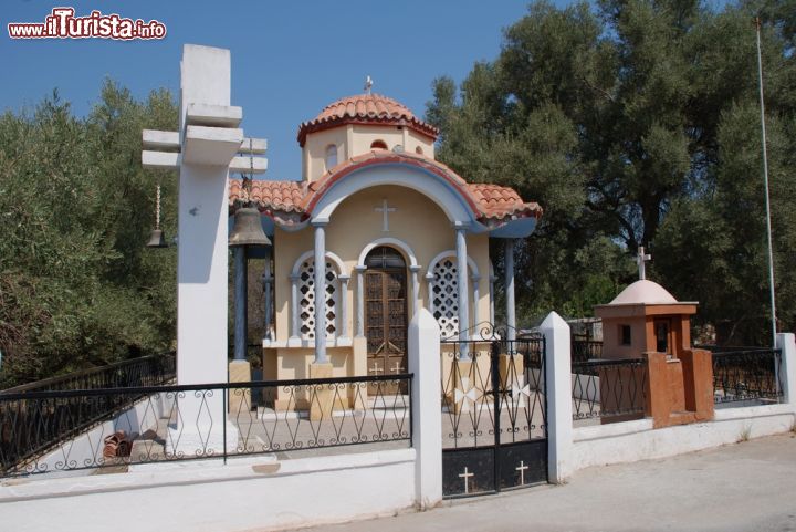 Immagine Chiesetta a Katomeri sull'isola di Meganissi, Grecia - Un grazioso edificio dedicato al culto religioso nel villaggio di Katomeri, uno dei principali dell'isola greca © David Fowler / Shutterstock.com