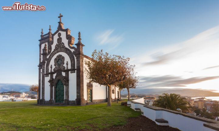 Immagine La chiesetta della Madre di Dio a Ponta Delgada, Sao Miguel, Azzorre - © 128590268 / Shutterstock.com