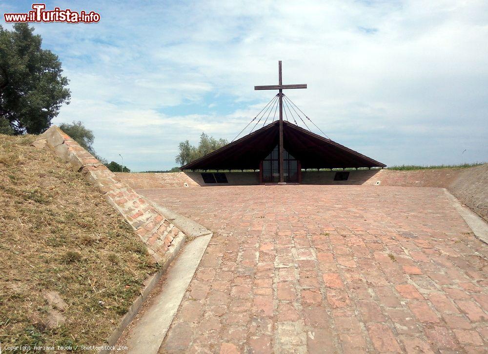 Immagine La chiesetta della Regina della Pace a Osijek, Croazia. E' stata eretta in memoria delle vittime della guerra fra Croazia e Serbia - © Adriana Iacob / Shutterstock.com