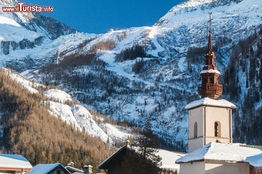 Immagine Chiesetta innevata nel centro storico di Argentiere, Francia. Sullo sfondo, il ghiacciaio delle Alpi del Monte Bianco.