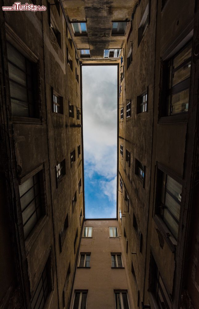Immagine Chieti: uno scorcio di cielo tra i palazzi del centro storico della città abruzzese.