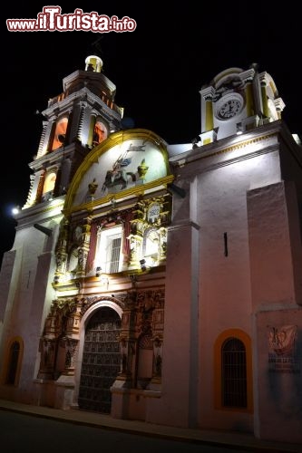 Immagine Iglesia de Santiago Apostol: sorge proprio nella piazza principale di Chignahuapan, nello stato messicano di Puebla. L'edificio fu costruito inizialmente nel XVI secolo, quando venne fondato il paese. La suggestiva illuminazione notturna ne valorizza le forme ed i colori.