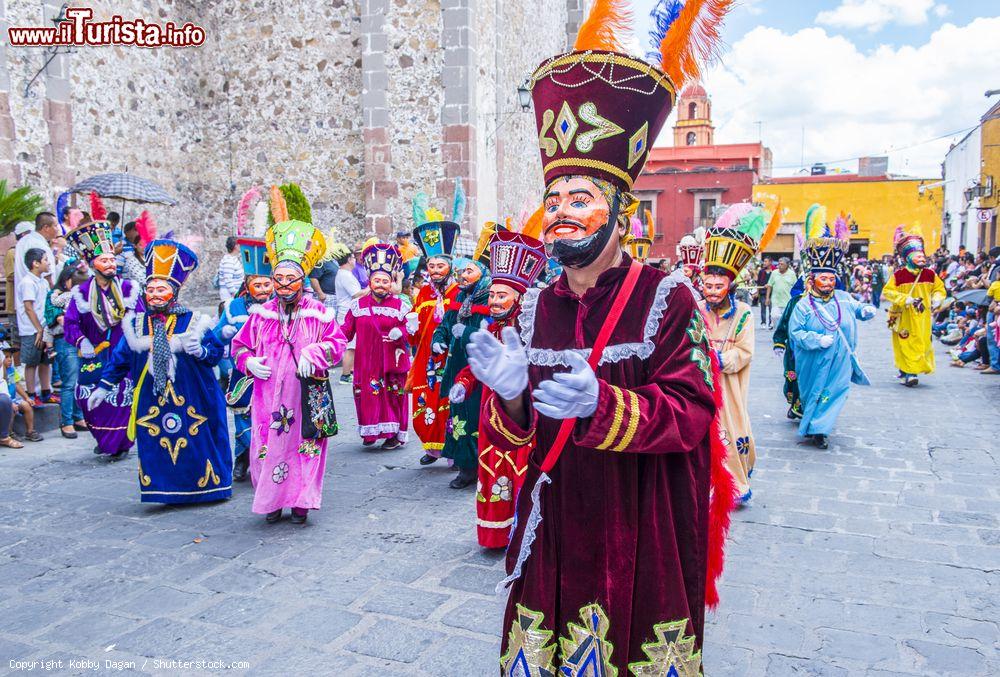 Immagine Chinelos durante il festival "Valle del Maìz" a San Miguel de Allende (Messico). I Chinelos sono ballerini della tradizione messicana popolare - © Kobby Dagan / Shutterstock.com