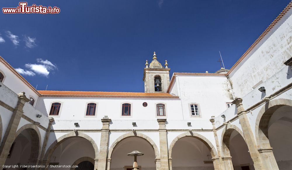 Immagine Il chiostro del monastero Graca a Torres Vedras, Portogallo. Fu fondato nel XVI° secolo dall'Ordine di Sant'Agostino - © ribeiroantonio / Shutterstock.com