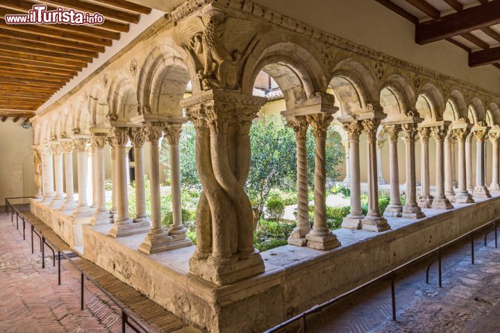 Immagine Chiostro della cattedrale di Aix-en-Provence, Francia - La splendida decorazione che orna il porticato del claustrum romanico di San Salvatore: assieme alla residenza degli arcivescovi, il chiostro è adiacente il lato sud della cattedrale © Jorg Hackemann / Shutterstock.com