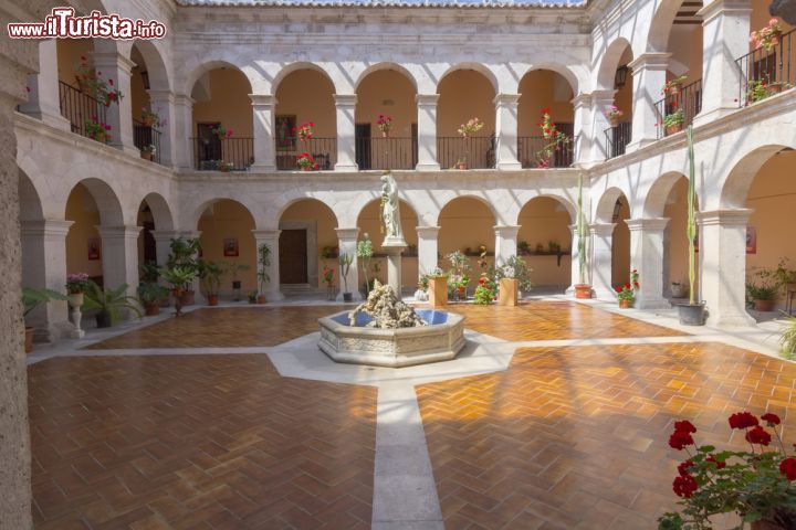 Immagine Chiostro di Santa Maria del Henar a Segovia, Spagna - Il bianco dei muri si riflette sul chiostro della chiesa dedicata a Santa Maria del Henar, bell'esempio di architettura religiosa di Segovia © Jose Angel Astor Rocha / Shutterstock.com