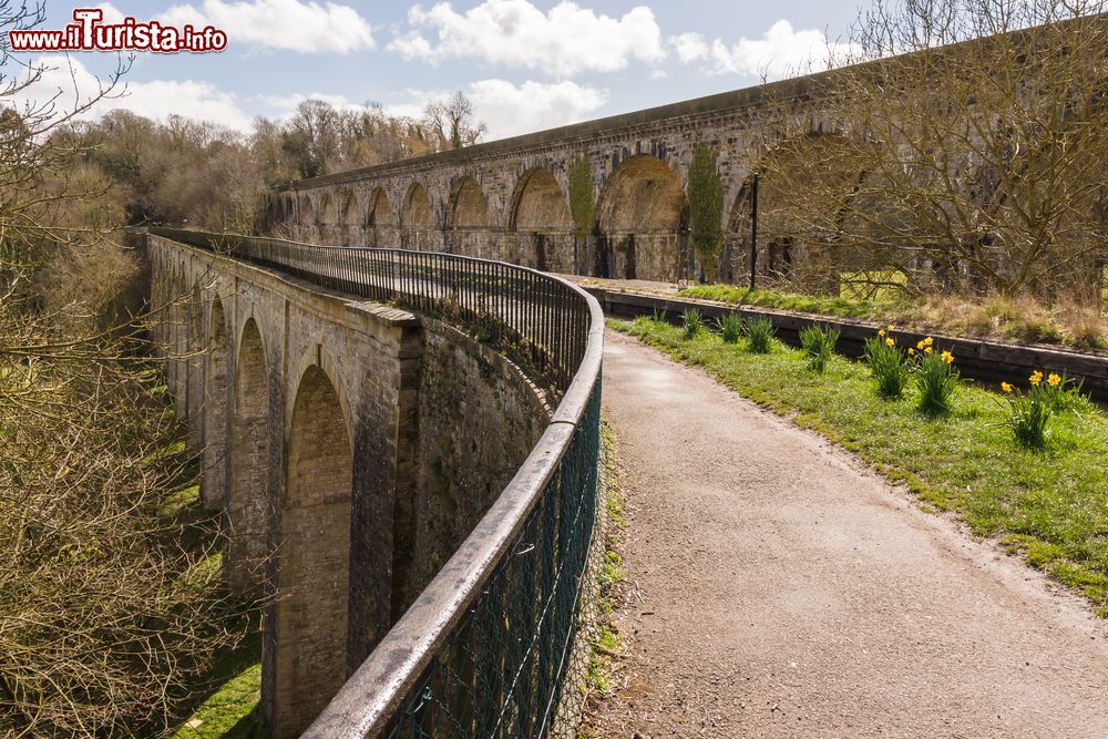 Immagine Il Chirk Aqueduct è un acquedotto navigabile che trasporta le acque del Shropshire Union canal (Llangollen Canal) nei pressi della cittadina di Chirk (Galles). In questo tratto si può vedere il percorso pedonale.