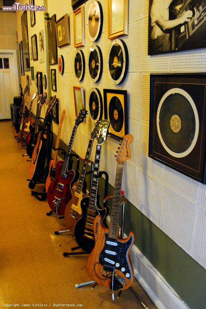 Immagine Chitarre vintage agli Sun Studios di Memphis, Tennessee (USA): in questo storico studio di registrazione, aperto nel 1950 dal produttore Sam Phillips, è nato il rock'n'roll - © James Kirkikis / Shutterstock.com