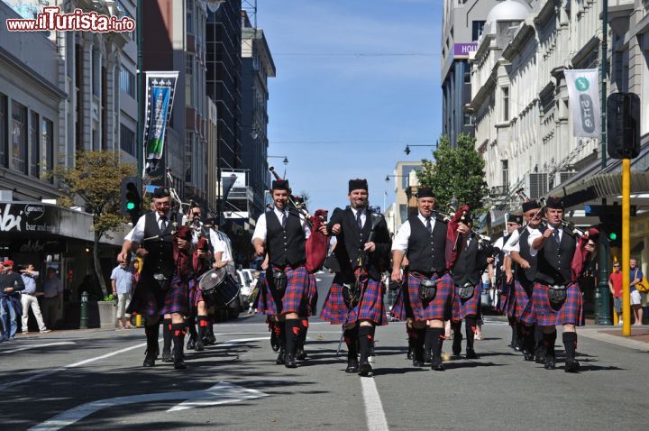 Immagine La Christchurch Pipe Band in marcia verso l'Octagon a Dunedin, Nuova Zelanda. L'Ottagono è il centro cittadino: si tratta di una piazza a otto lati divisa in due parti dalla strada principale di Dunedin - © Lakeview Images / Shutterstock.com