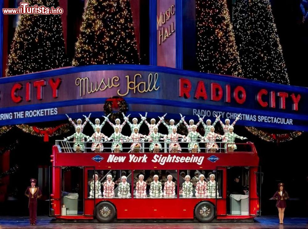 Immagine Sul palco del Radio City Music Hall di New York City, durante le feste natalizie si ripete ogni anno lo show "Christmas Spectacular Starring the Radio City Rockettes"  - foto © Courtesy of MSG