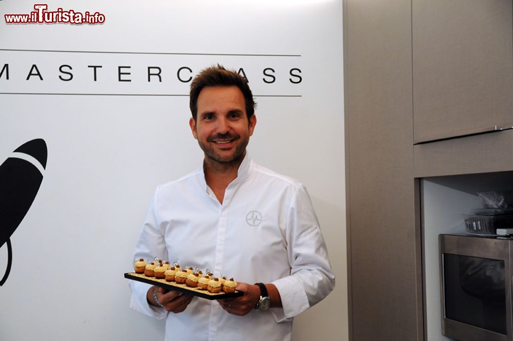 Immagine Christophe Michalak con i suoi choux alla nocciola, Parigi, Francia. E' un dei più noti volti televisivi di Francia, ha una scuola che porta il suo nome dove imparare a preparare i dolci e scrive libri - © Sonja Vietto Ramus