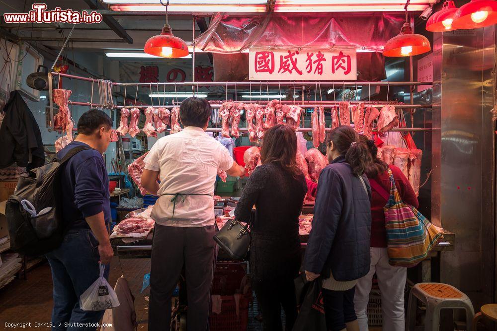 Immagine Hong Kong, Cina: un macellaio allo Chun Yeung Street Market. Nel mercato si vendono prodotti alimentari di ogni genere - © Dann19L / Shutterstock.com