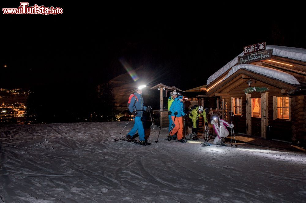 Immagine Ciaspolata notturna sulle Dolomiti in Val Gardena, Alto Adige  - © DOLOMITESValgardena