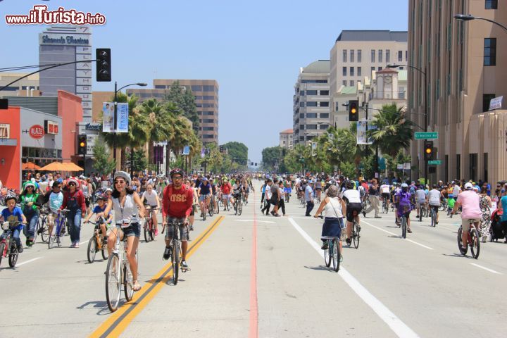 Immagine CicLAvia una giornata evento dedicata alla bicicletta, dal 2015 si svolge anche lungo le strade di Pasadena - © Supannee Hickman / Shutterstock.com