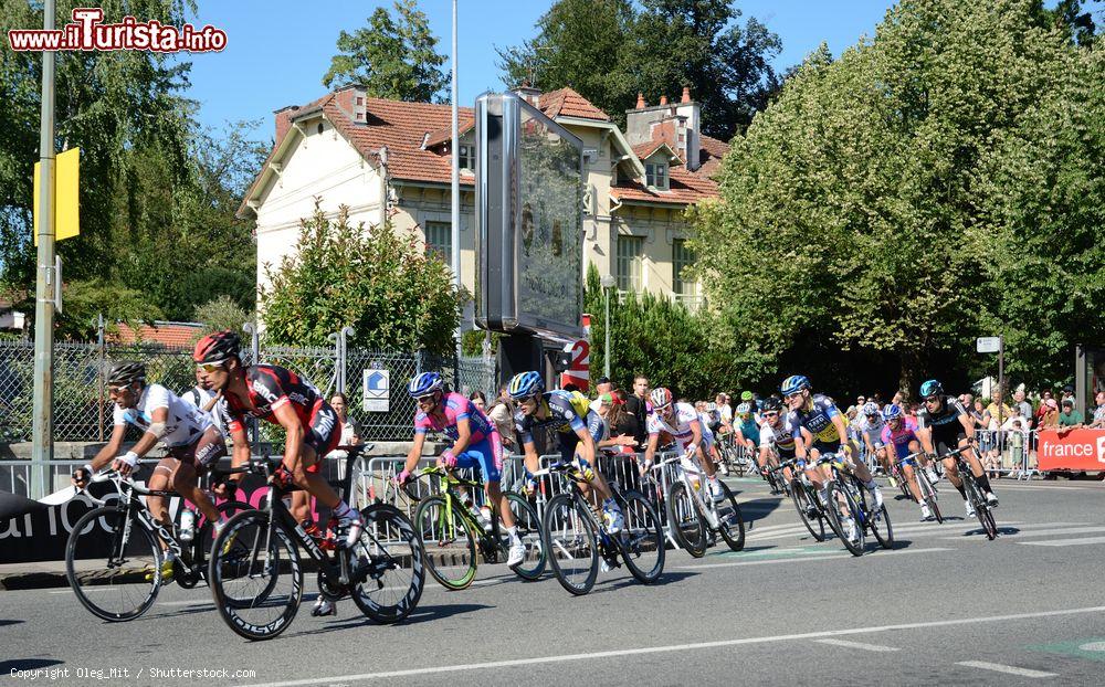 Immagine Ciclisti alla 99ima edizione del Tour de France in una strada di Pau, Francia - © Oleg_Mit / Shutterstock.com