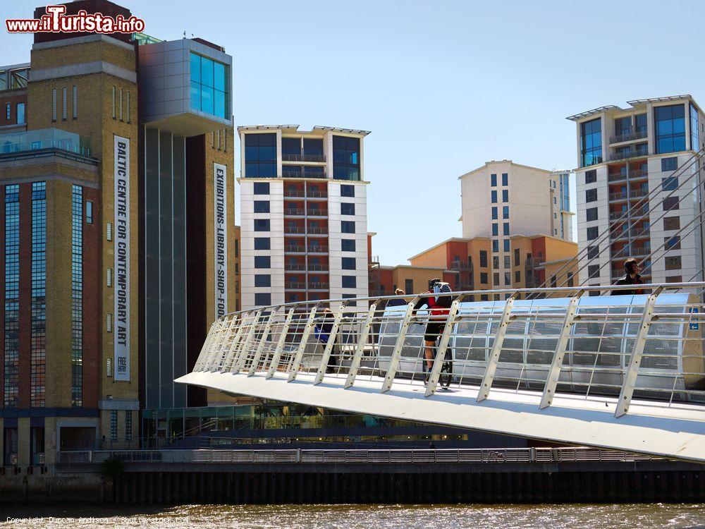 Immagine Ciclisti attraversano il  Millenium Bridge a Newcastle upon Tyne, Inghilterra. Sullo sfondo l'area del Quayside. - © Duncan Andison / Shutterstock.com