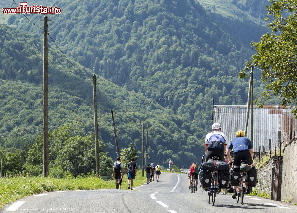 Immagine Ciclisti e escursionisti lungo il Colle di Tourmalet a Bagneres-de-Bigorre (Francia) in estate - © Radu Razvan / Shutterstock.com
