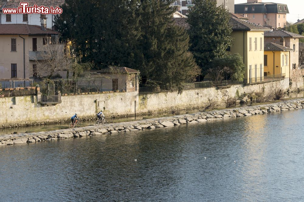 Immagine Ciclisti sulla riva del fiume Adda a Vaprio d'Adda in Lombardia