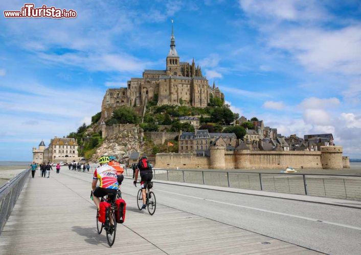 Immagine Cicloturismo a Mont-Saint-Michel: la famosa abbazia gotica è uno degli obiettivi principali dei tour in bicicletta della Normandia, itinerari che toccono le principali cittadine della regione, dalla famosa isola fino alle spiagge dello sbarco in Normandia - © saranya33 / Shutterstock.com