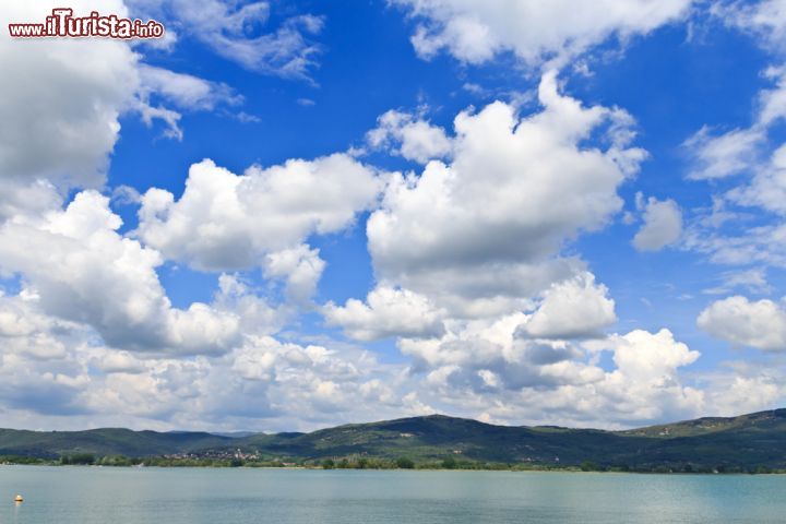 Immagine Cielo blu e nuvole a Castiglione del Lago, Umbria - Un bel paesaggio sopra il Lago Trasimeno, il più esteso dell'Italia centrale e quarto fra quelli italiani dopo il lago di Como © Fabianodp / Shutterstock.com