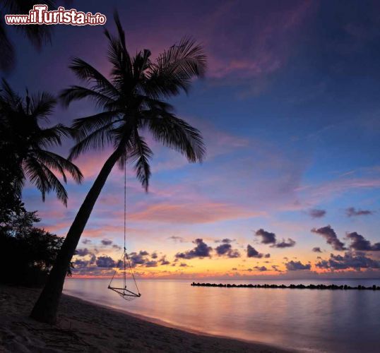 Immagine Un cielo fantastico al tramonto visto dalla spiaggia di un'isola dell'atollo di Lhaviyani, isole Maldive, Oceano Indiano - foto © Shutterstock.com