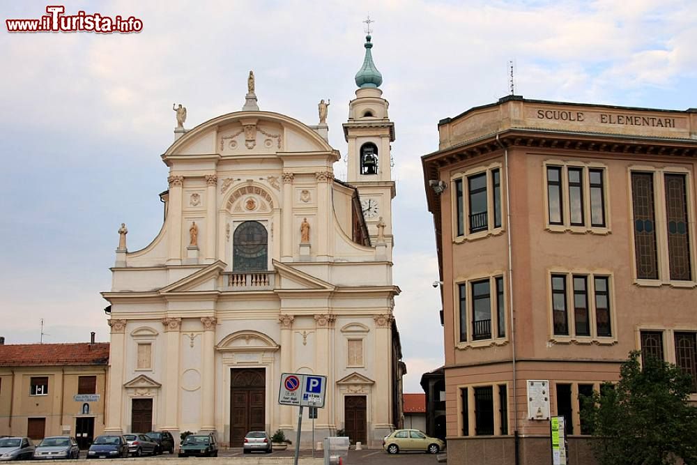 Immagine Cilavegna, la piazza centrale della cittadina della Lombardia, famosa per i suoi asparagi Di Alessandro Vecchi - Opera propria, CC BY-SA 3.0, Collegamento