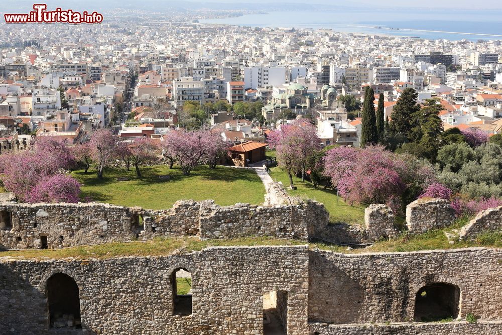 Immagine Ciliegi in fiore nel castello di Patrasso, Grecia: una bella immagine dell'antica fortezza fotografata dall'alto.