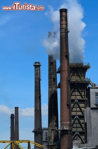 Immagine Ciminiere  di una industria a Cairo Montenotte in Liguria - © Erick Margarita Images  / Shutterstock.com