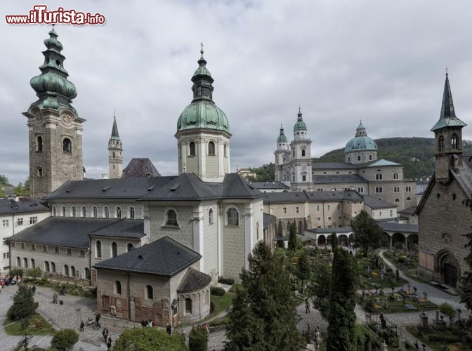 Immagine Cimitero di St. Peter Laszlo, Salisburgo - E' uno dei cimiteri più antichi del mondo e fra i meglio conservati in assoluto, soprattutto per le catacombe, le sepolture scavate nella roccia. Fra i suoi ospiti illustri vi sono l'architetto Santino Solari, il cantante lirico Richard Mayr e la sorella di Mozart, Nannerl. Situato dietro l'omonimo monastero, all'interno del cimitero è anche possibile visitare la cappella romanica di Santa Croce e quella di Santa Margherita del XV° secolo.