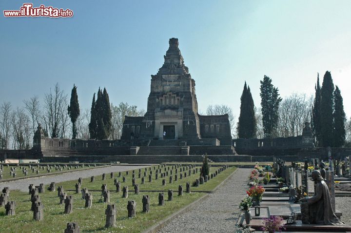 Immagine Il mausoleo Crespi nel grande abbraccio agli abitanti del villaggio - A dominare il cimitero di Crespi d'Adda è l'imponente mausoleo Crespi, dedicato ai membri di questa importante famiglia che riuscì nell'intento di creare una comunità unica in Italia, comunità che viene simbolicamente abbracciata dalle esedre dell'edificio, costruito con la forma di una piramide a gradoni. 