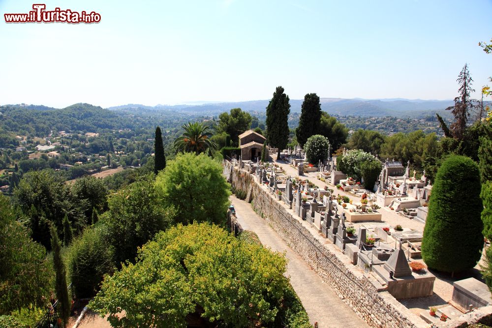 Immagine Il cimitero del villaggio di Saint-Paul-de-Vence, sud della Francia. Fra le personalità celebri sepolte vi è il pittore Marc Chagall.